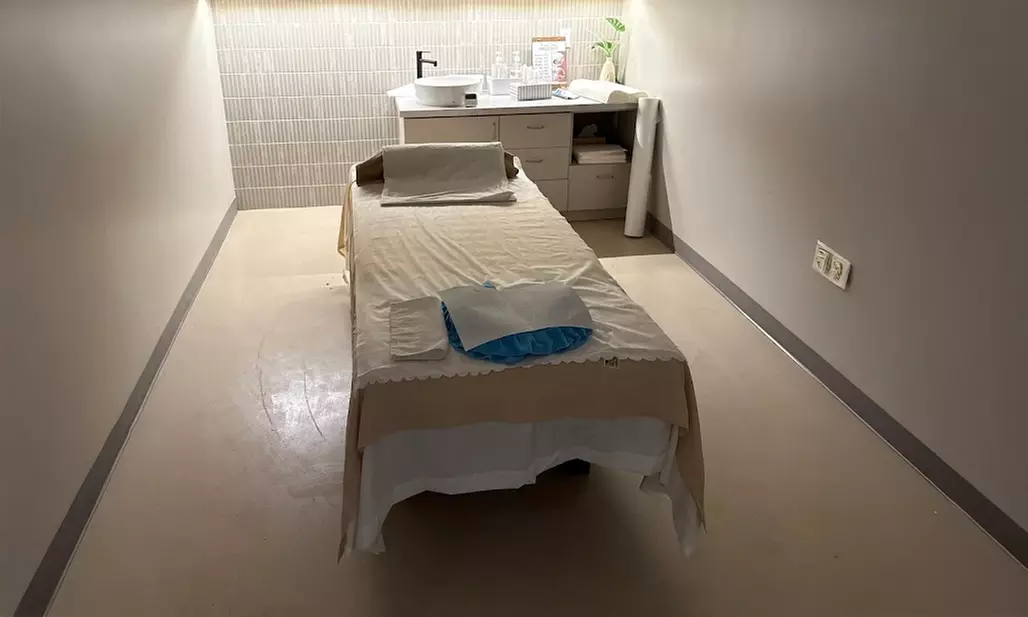 Unwind in 60-Min Deep Tissue, Relaxation, or Foot Reflexology Massage