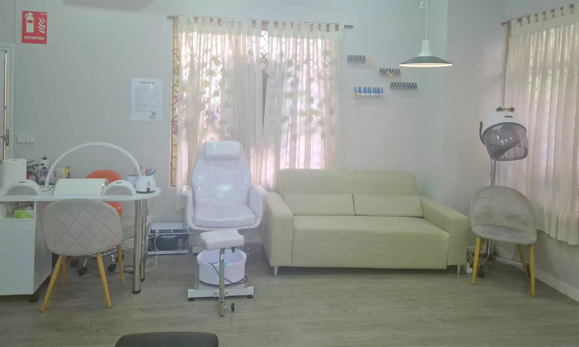 1 o 3 sesiones de manicura, pedicura o ambas para 1 persona