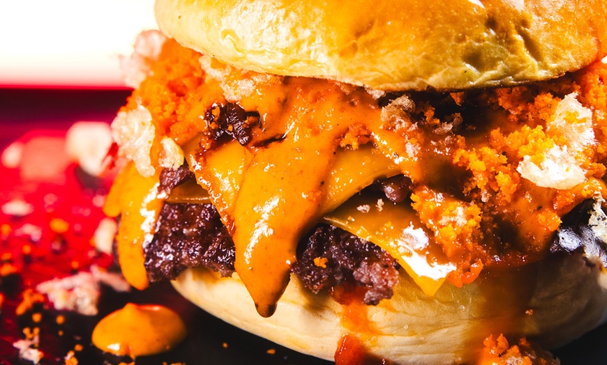 Image 3: Menú de burguer con patatas fritas y opción a bebida para 2 personas