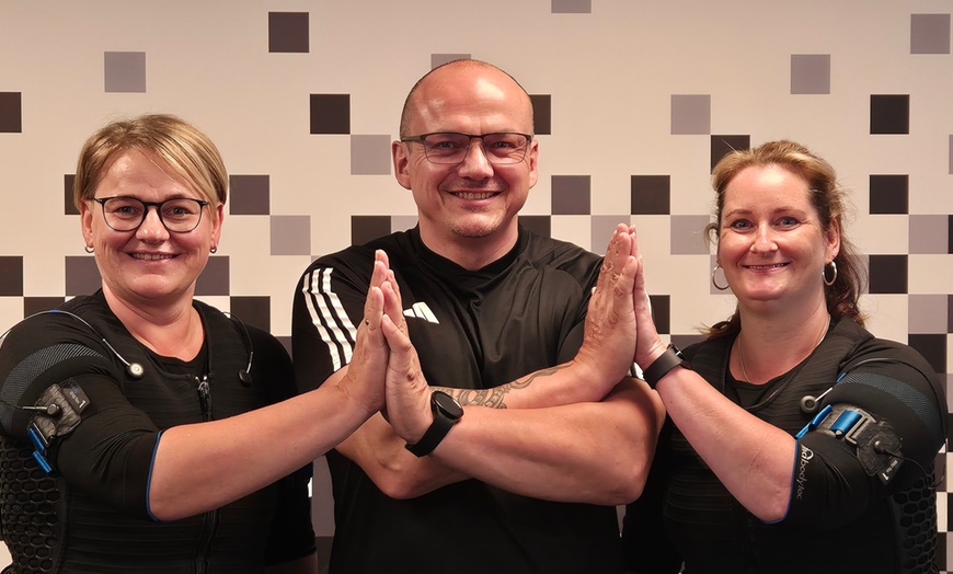 Image 1: 4 oder 8x EMS-Training inkl. Trainingsbekleidung, Handtuch & Wasser