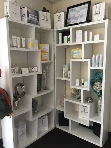 60 or 90-Minute Session: Swedish Massage, Back Scrub with Glow Facial