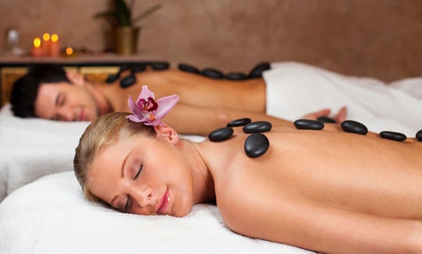 Image 3: Modelage californien et pierres chaudes à Toulon