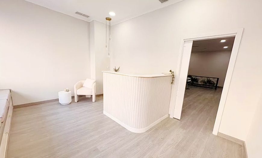 Image 3: Tratamiento facial Hollywood peeling con carbón activo y Q-Switched