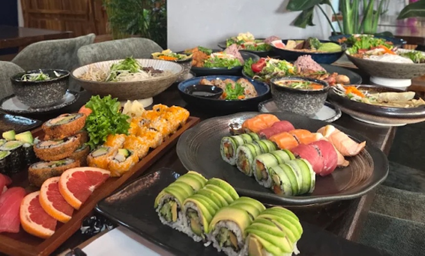 Image 3: 3-Gänge-Menü mit Lachs-Sushiplatte XXL für 2 oder 4 Personen