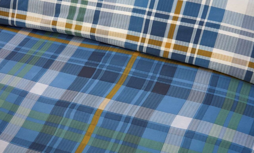 Image 2: Reversible Plaid Complete Bedding Set