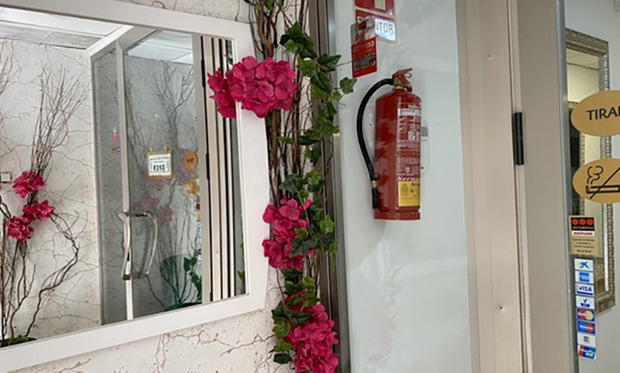 Image 10: 1 o 2 sesiones de cavitación, radiofrecuencia y electroestimulación 