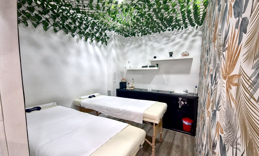 Image 9: Ritual de masaje con cava, bombones y opción a craneofacial para 1 o 2