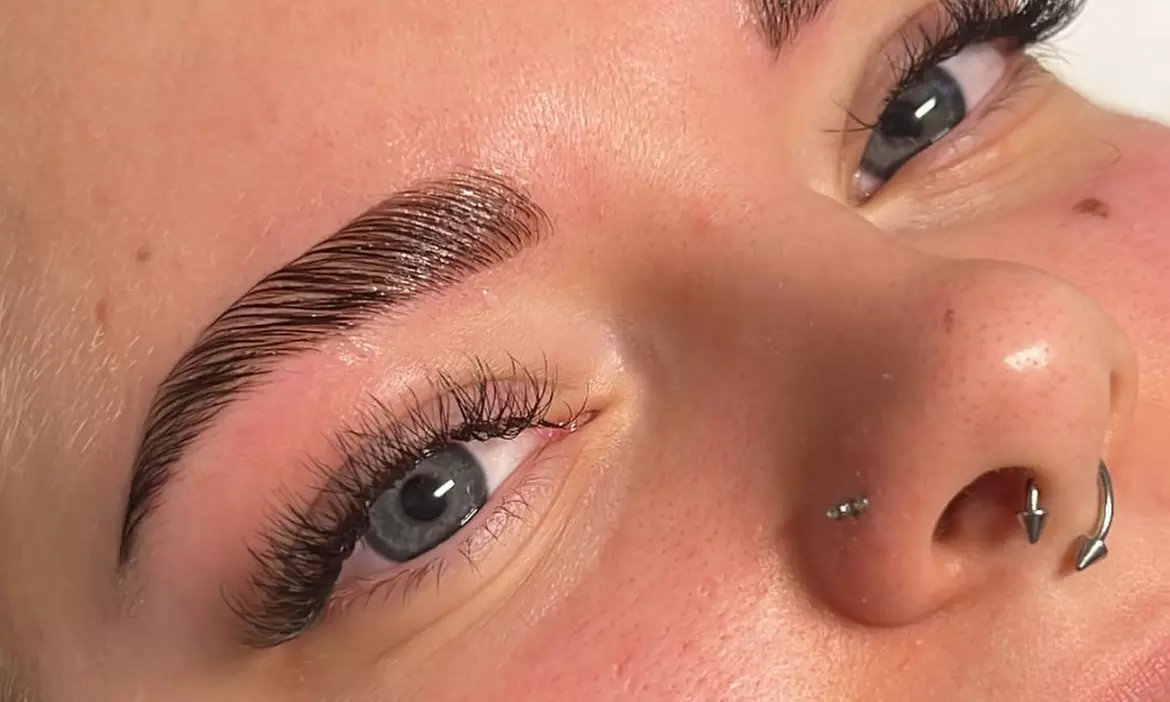 Augenbrauen-Lifting, optional mit Färben, für 1 Person