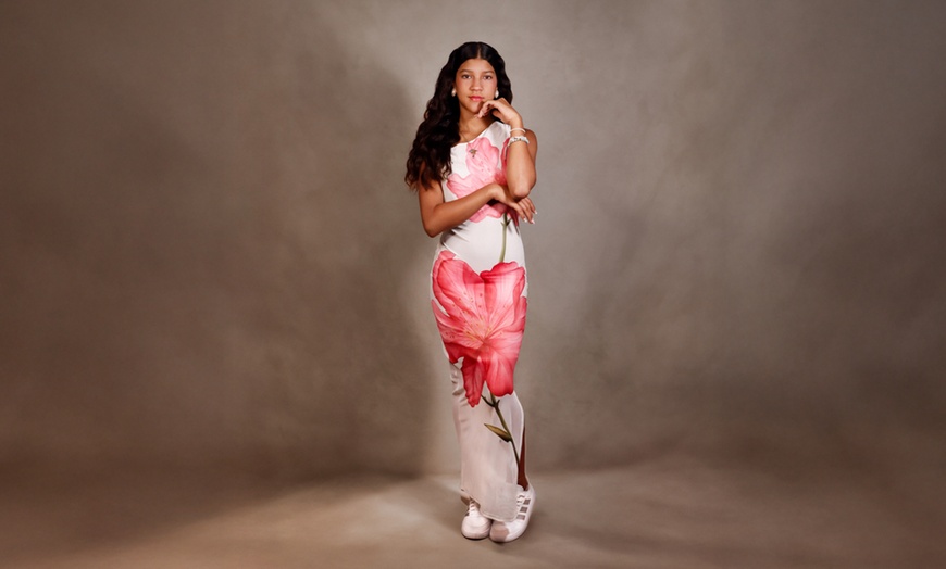 Image 5: 30 or 60-Minute Studio Photography Session with Hair and Makeup