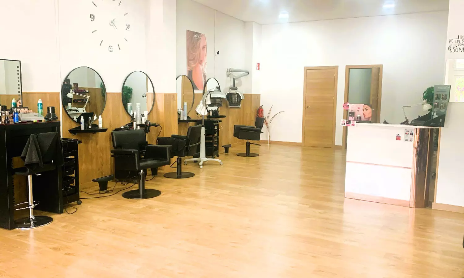 1 sesión de manicura y/o pedicura normal o semipermanente