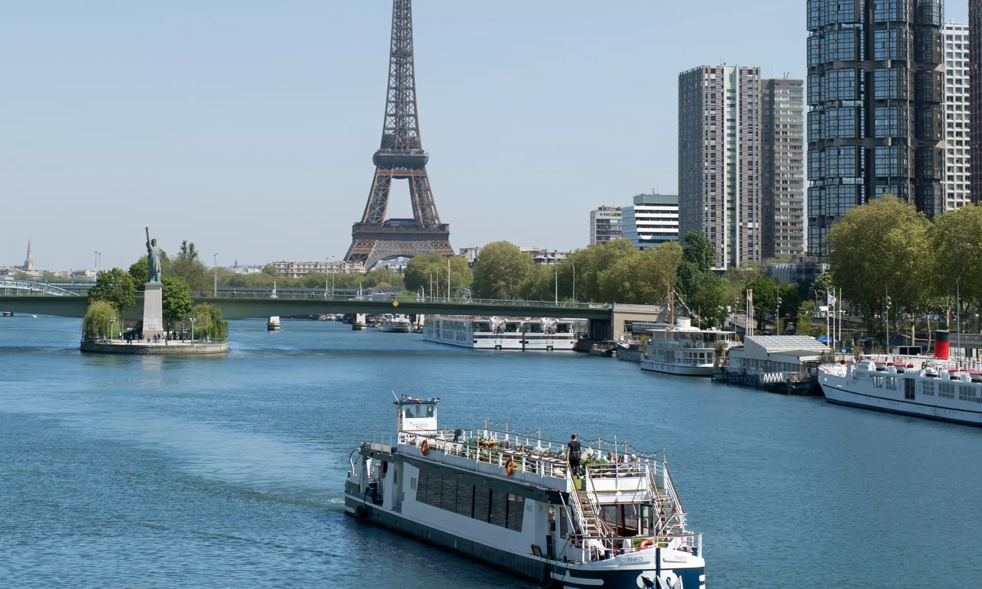 Embarquez avec Bateau le Théo : Dîner Croisière Trattoria sur la Seine