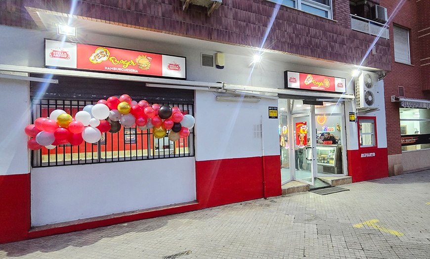 Image 2: Menú de hamburguesa con entrante o patatas, postre y bebida para 2 o 4