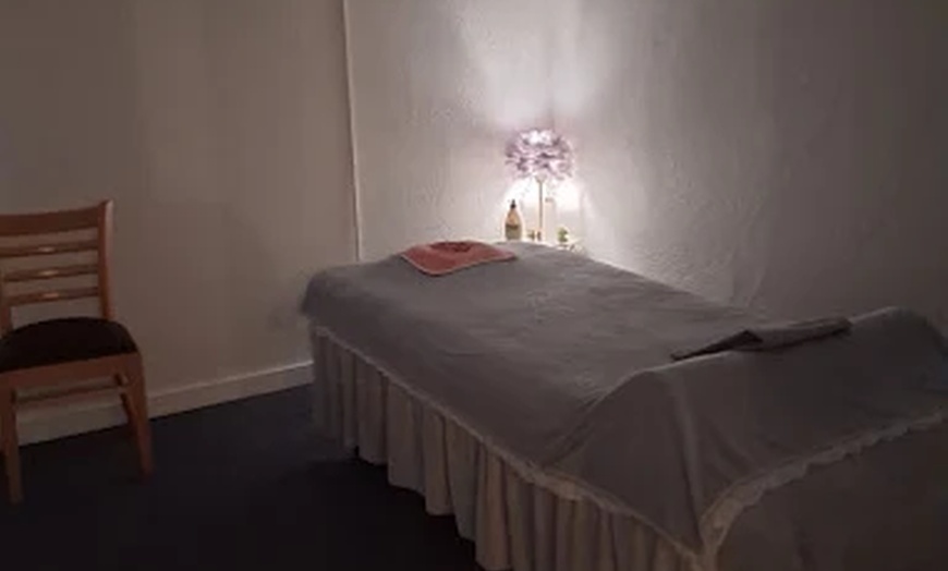 Image 3: Swedish/Deep Tissue Massage for 1-2 or 90 Min VIP Massage +Mini-Facial