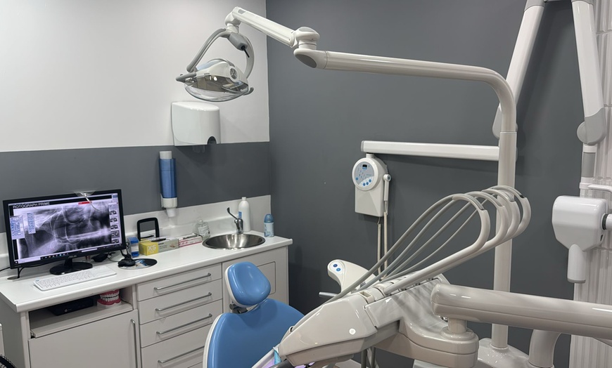 Image 4: Limpieza bucal, flúor, diagnóstico o curetaje con limpieza y revisión
