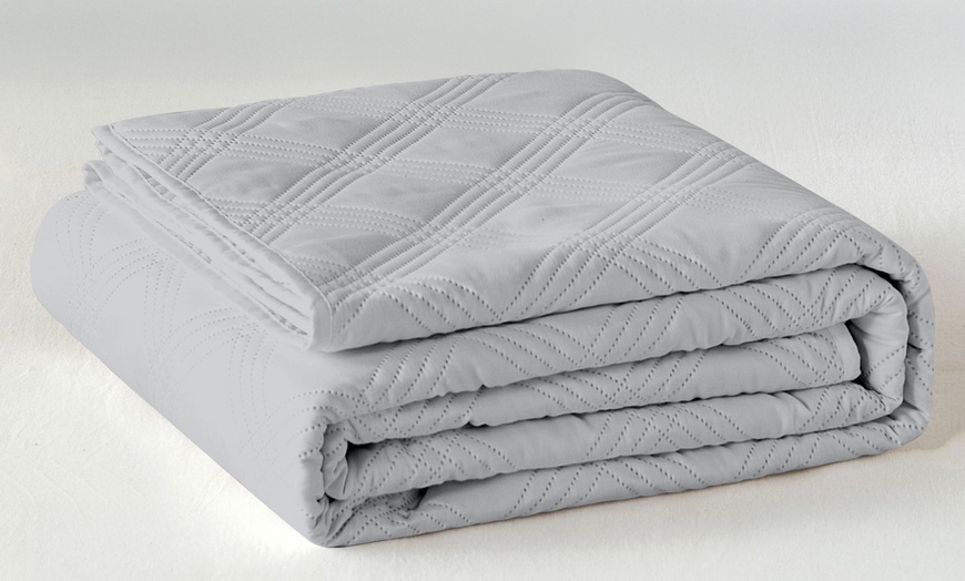 Image 5: Colcha matrimonial de raso