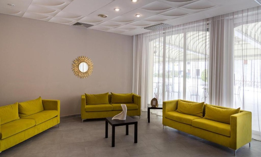 Image 13: Marche: soggiorno con colazione, mezza pensione, grotte o massaggio