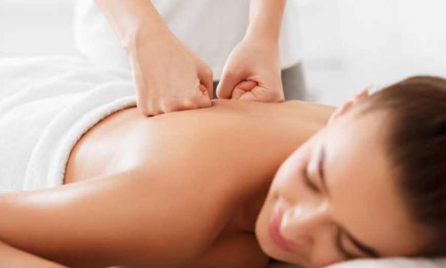 Image 13: Mima tu cuerpo con un masaje con duración y técnica a elegir para 1
