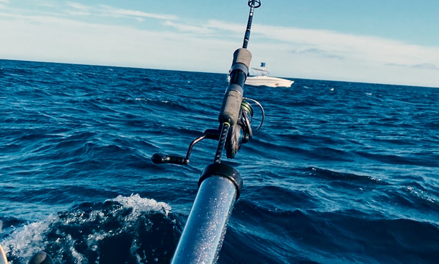 Image 3: Pesca en alta mar con profesional con equipo y opción a comida/bebida 