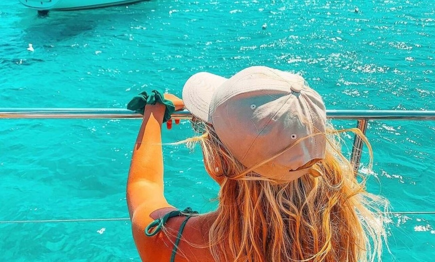 Image 2: Paseo en catamarán con baño en alta mar y bebida para niño o adulto
