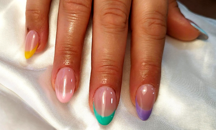 Image 14: Manicura y/o pedicura con esmaltado y opción a primera puesta de uñas