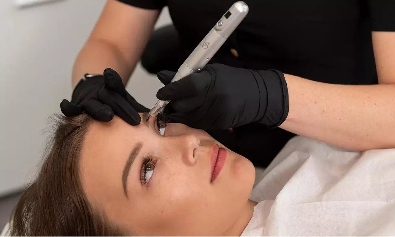 Je wenkbrauwen zijn de lijsten van je ogen: browbehandeling naar keuze