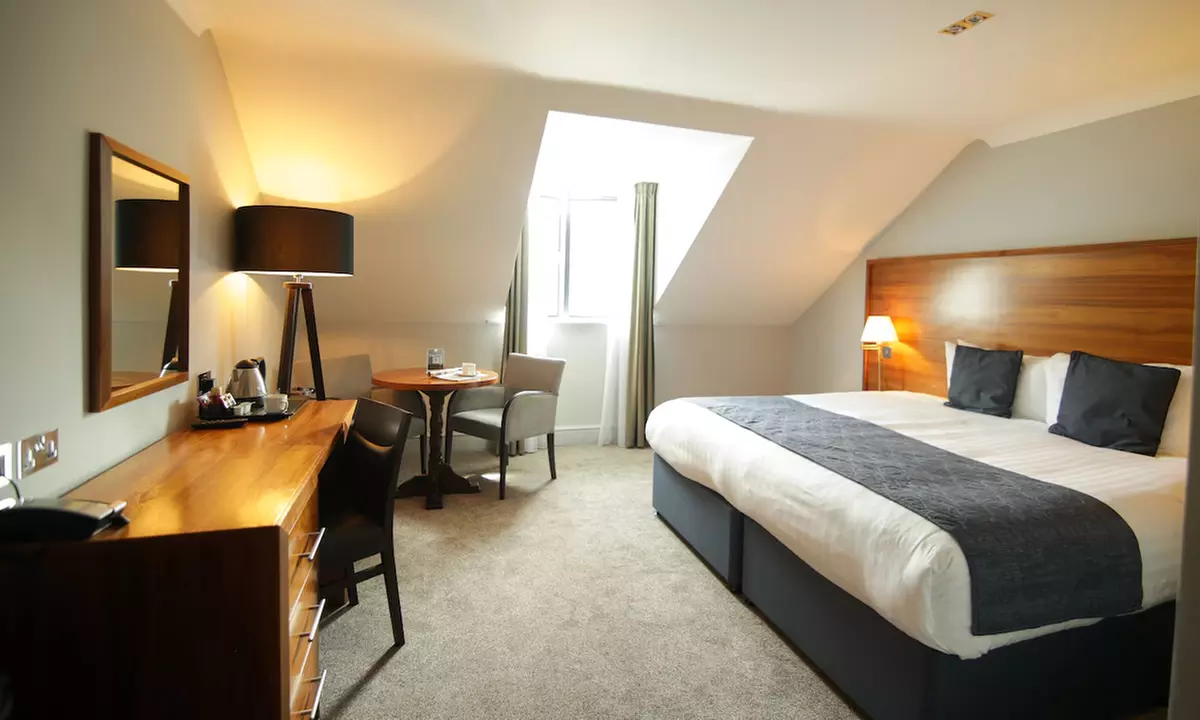 Hampshire: 4* Superior Double or Twin Room Stay with Breakfast