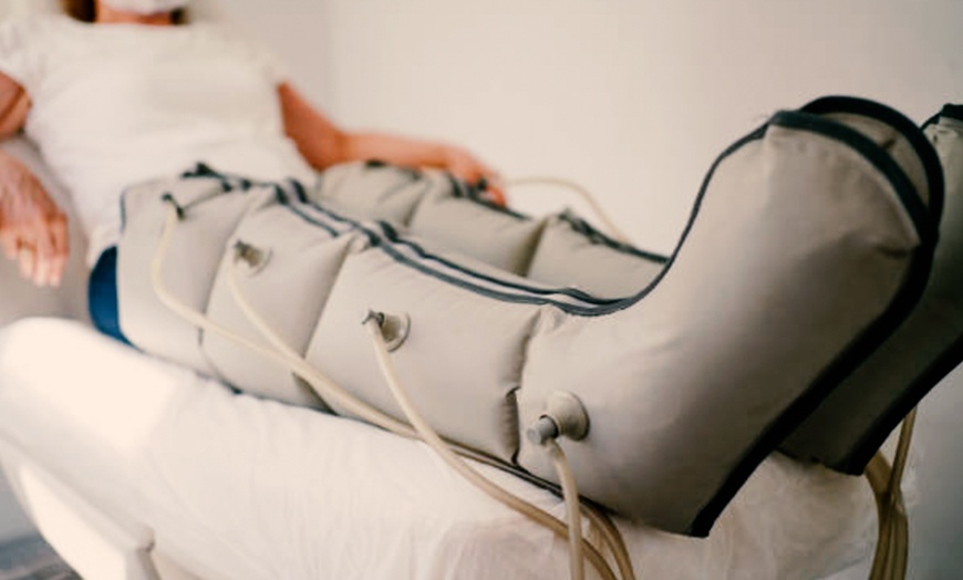 Image 8: Tratamiento con presoterapia y masaje para 1: 4 u 8 sesiones