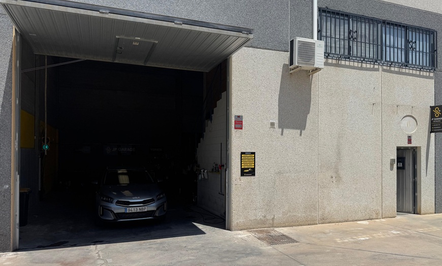 Image 3: Lavado completo a mano o limpieza de cuero para coche 