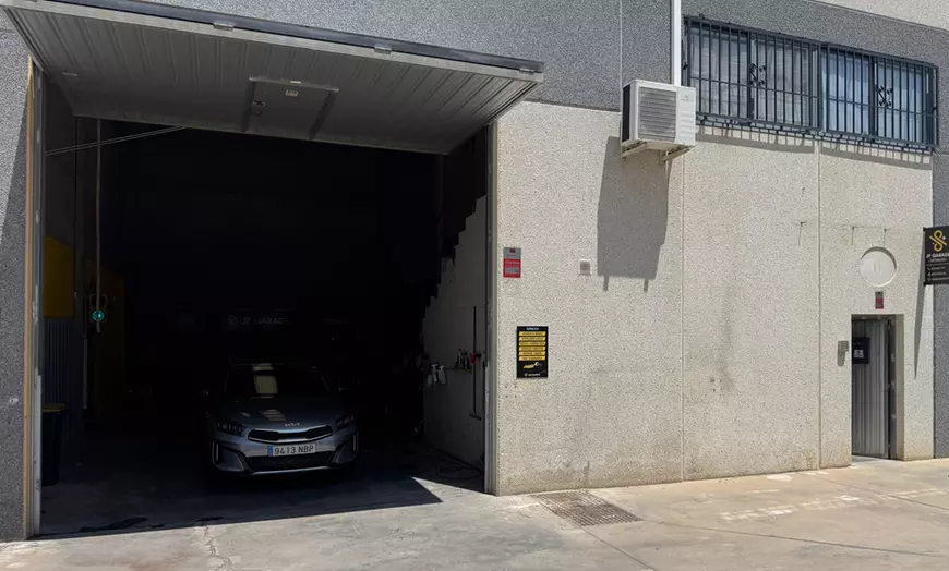 Image 2: Lavado completo a mano o limpieza de cuero para coche 