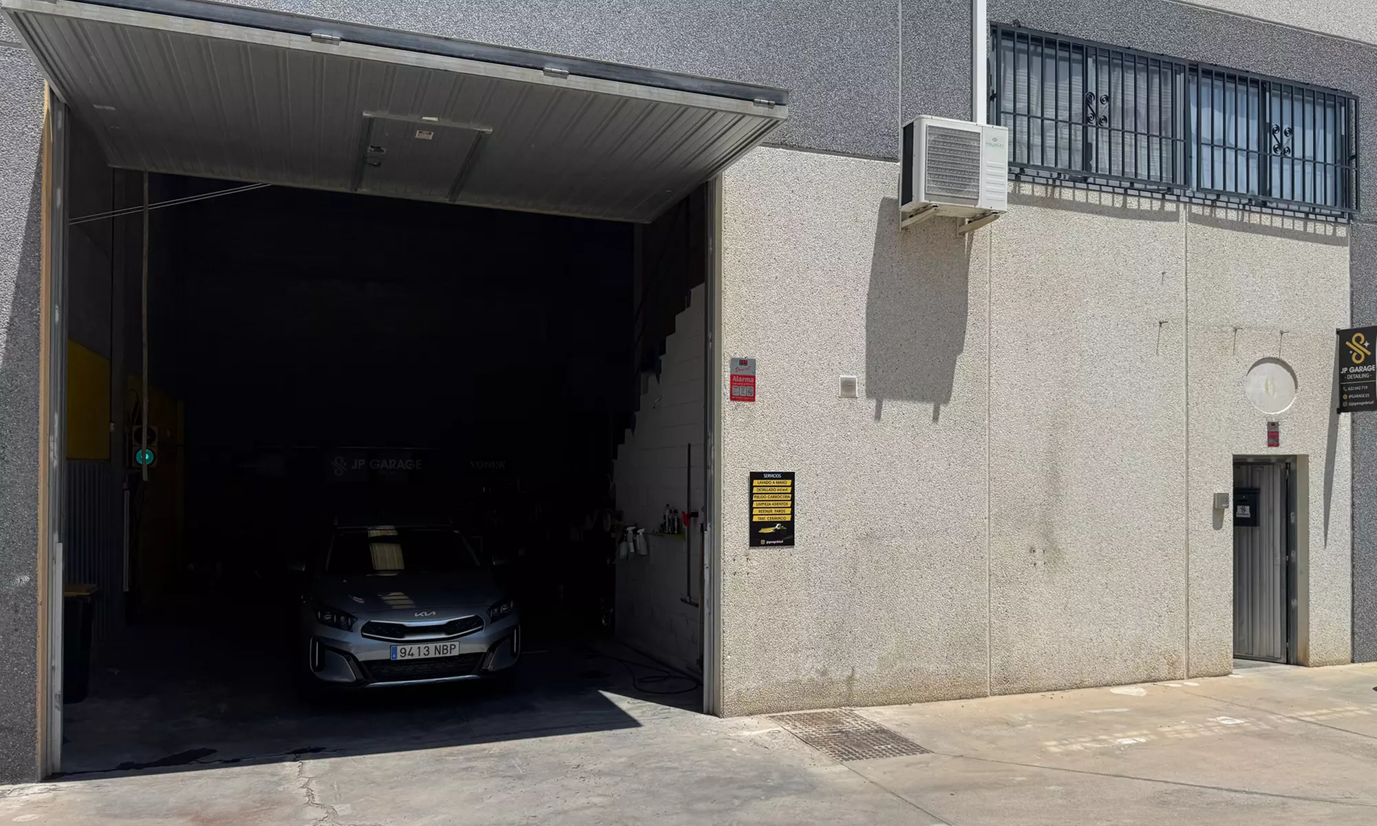 Lavado completo a mano o limpieza de cuero para coche