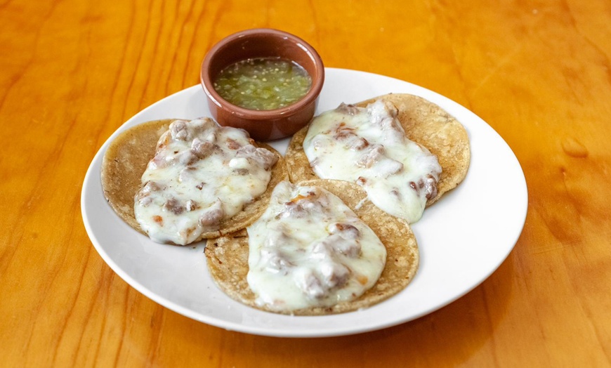 Image 7: Menú mexicano para 2 con nachos, tacos y margaritas o refrescos