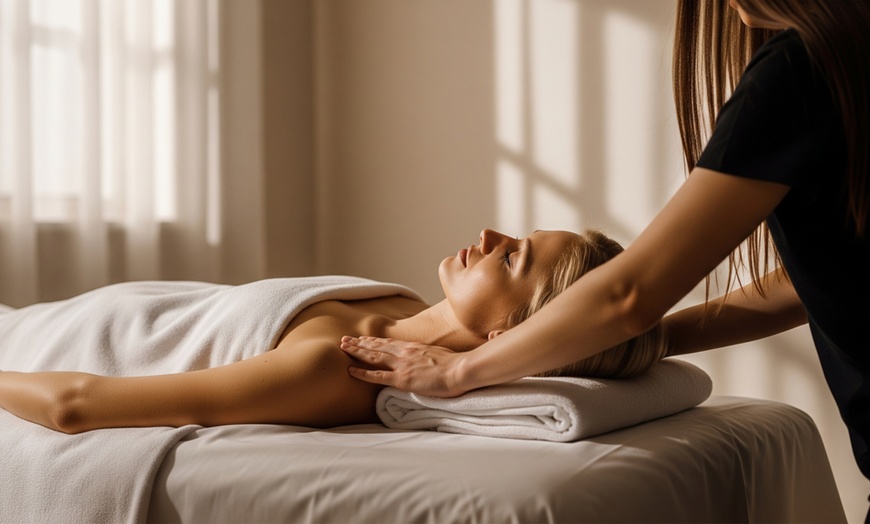Image 1: Massage sportif ou suédois à Clermont-Ferrand avec Em'isFair