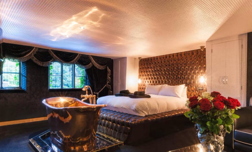 Image 26: Oxfordshire: An Overnight 5* Stay w/ Dinner and Champagne 