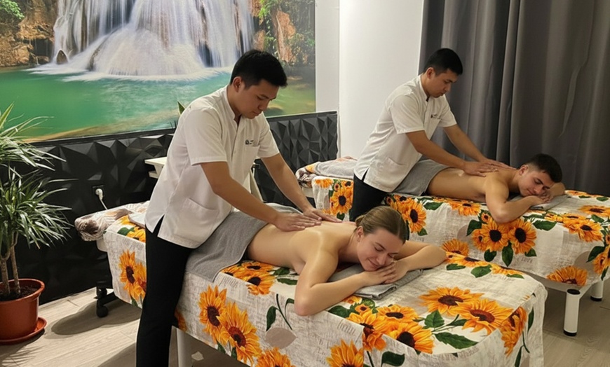 Image 1: Relax en pareja: masaje oriental de Filipinas con cava y bombones