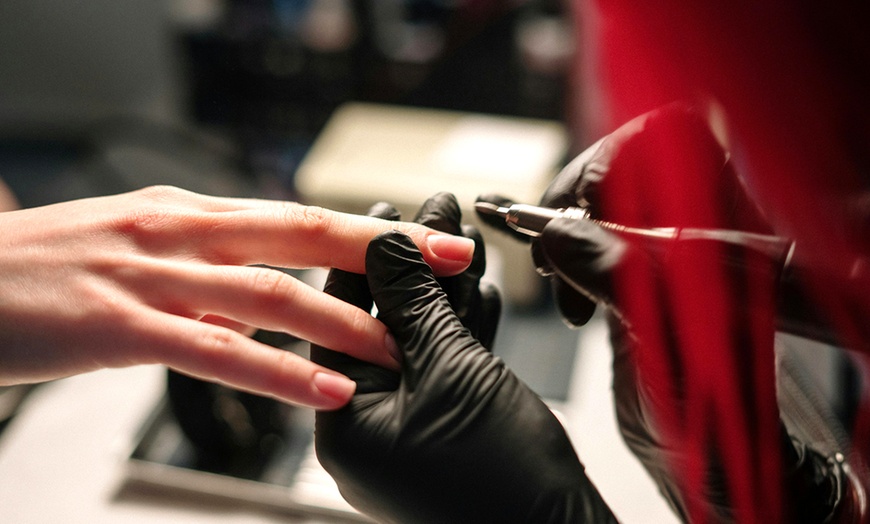 Image 3: Beauté des mains et pieds avec soin et pose vernis semi-permanent