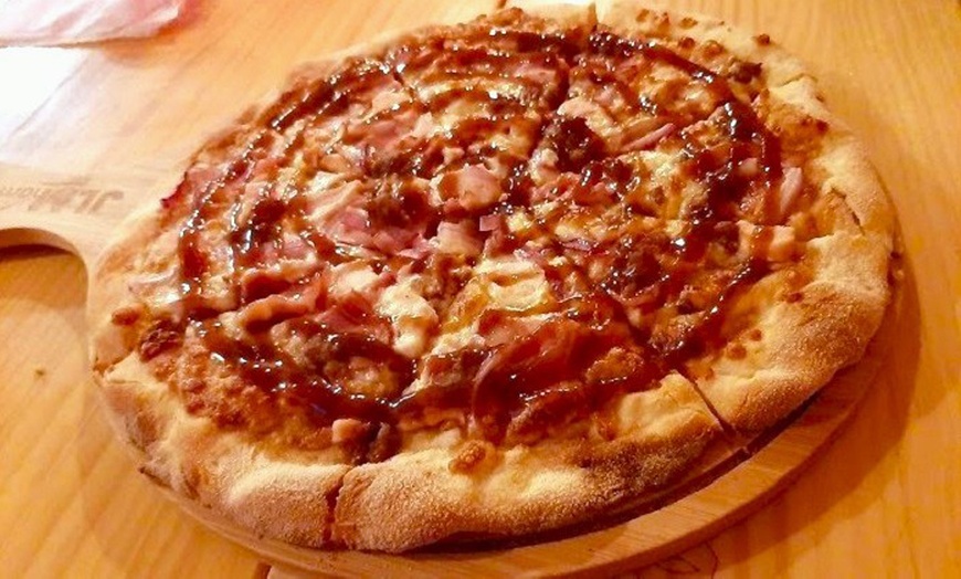 Image 12: Menú de pizza artesanal con entrante, postre y bebida para 2 o 4