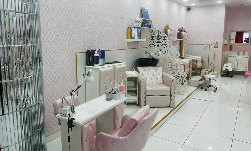 Image 4: Enjoy up to AED 600 for any beauty treatment of your choice