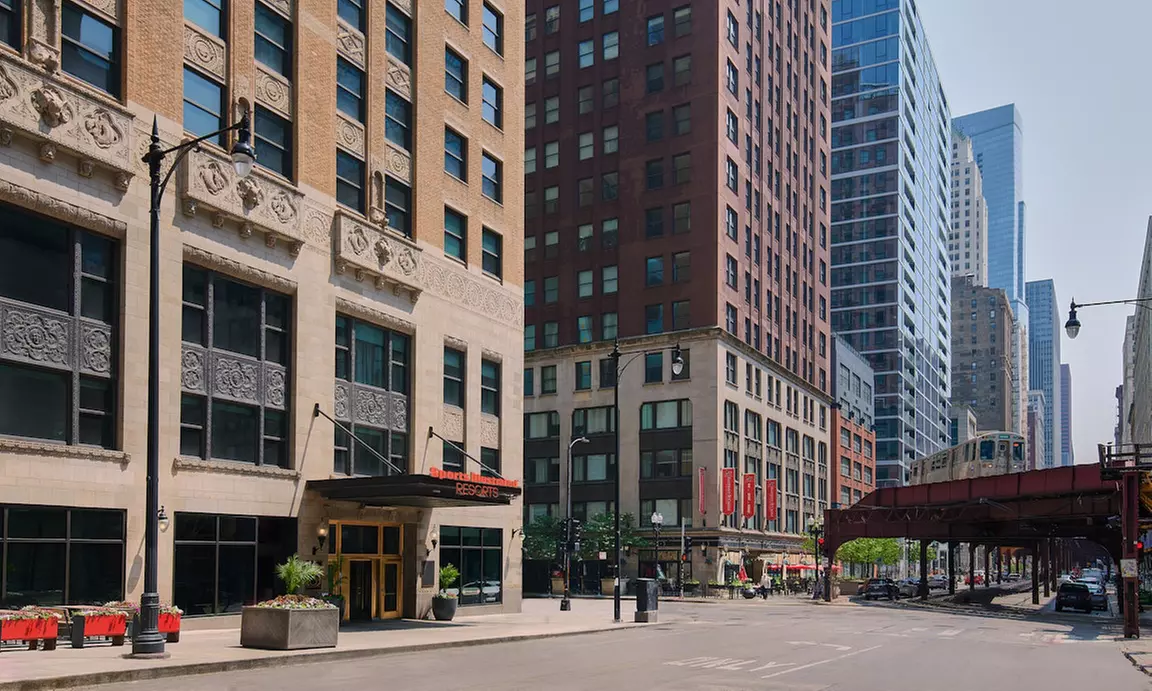 Modern rooms, rooftop lounge & easy access to Chicago’s attractions