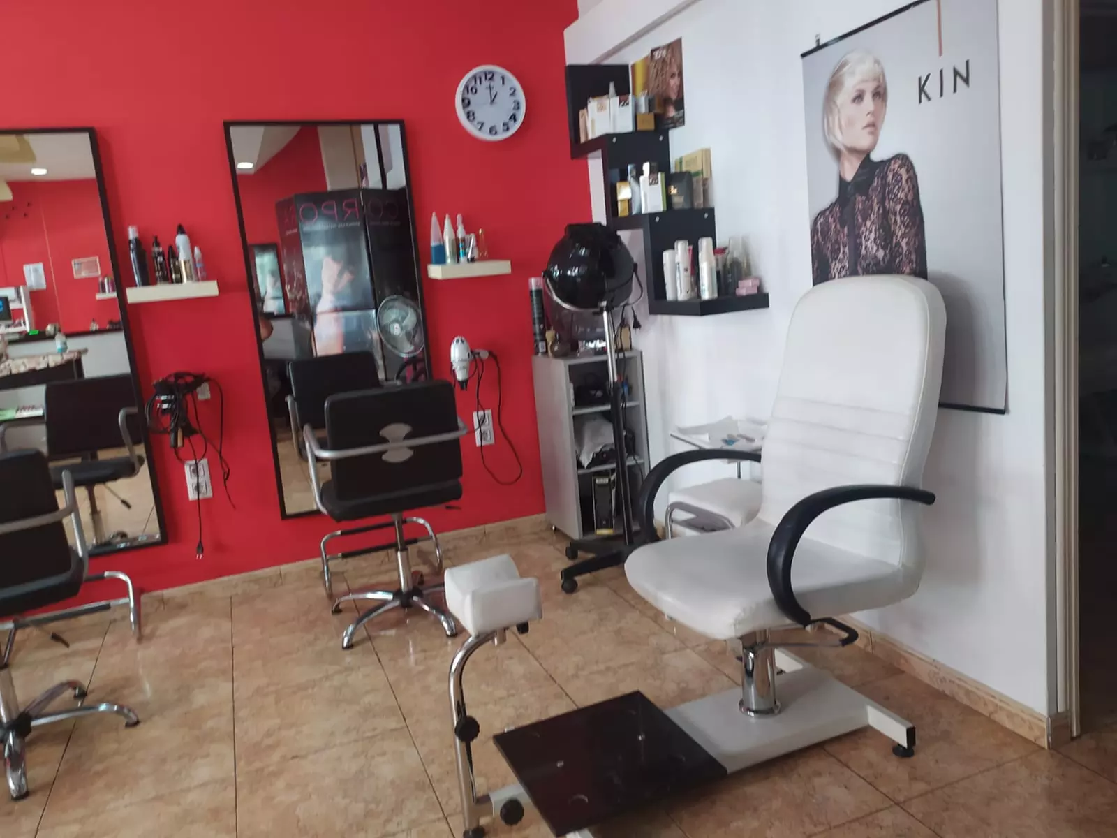 Sesión de peluquería con lavado, masaje, cortes, tinte e hidratación