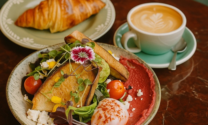 Image 1: Brunch para 2 o 4 con plato salado y dulce y bebida fría y caliente