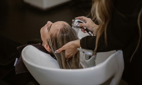 Servicio de peluquería lavado mascarilla hidratante y secado