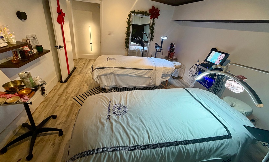 Image 3: Luxury Spa Package: 60 or 90-Min Pamper Session with Massage & Facial