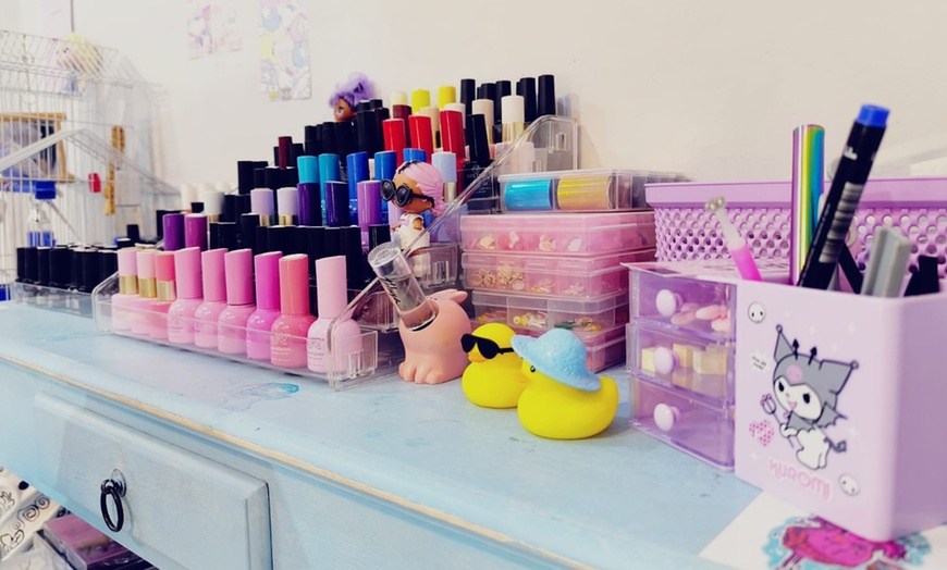 Image 6: Manicura, pedicura o manipedi con esmaltado normal o semipermanente