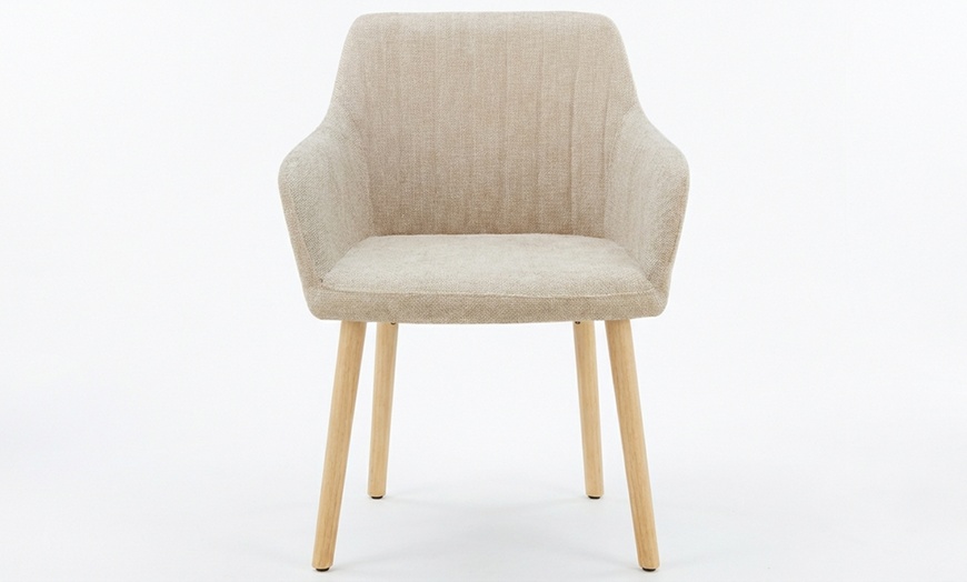 Image 13: Sillón tapizado de estilo escandinavo con patas de madera natural