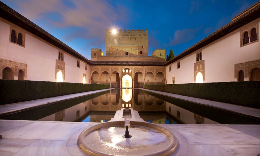 Image 1: Granada: 1 o 2 noches con desayuno y visita nocturna a la Alhambra