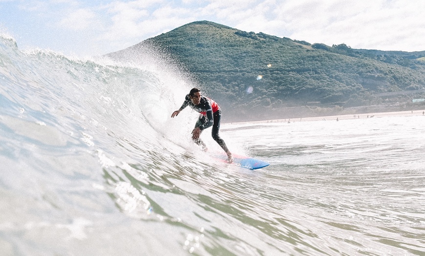 Image 8: Alquiler de neopreno y tabla de surf o clases de surf para hasta 4