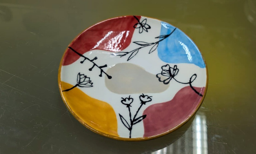 Image 27: Taller de pintura cerámica con picoteo y bebida para 1 o 2 personas