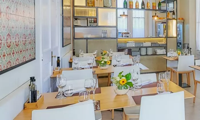 Saborea la tradición mediterránea: menú con botella de vino para 2 o 4