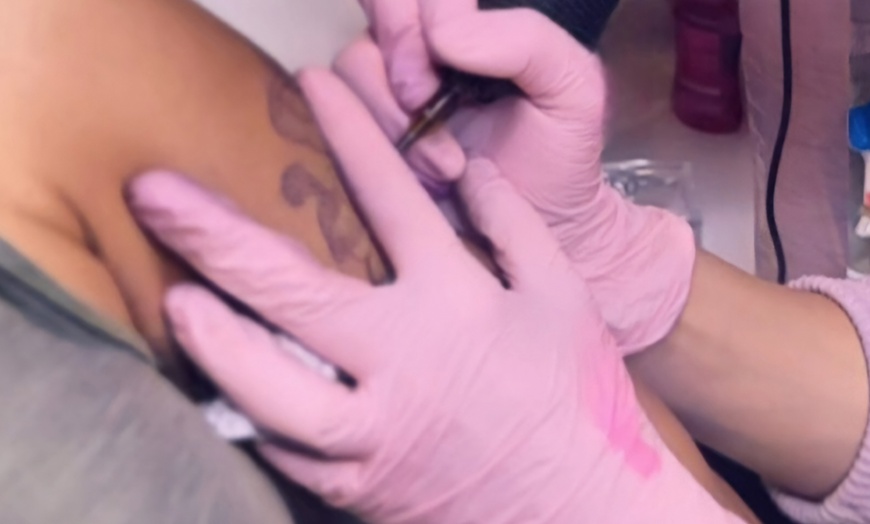 Image 10: 1 o 2 mini tattoos de línea fina y tinta negra de hasta 5 cm