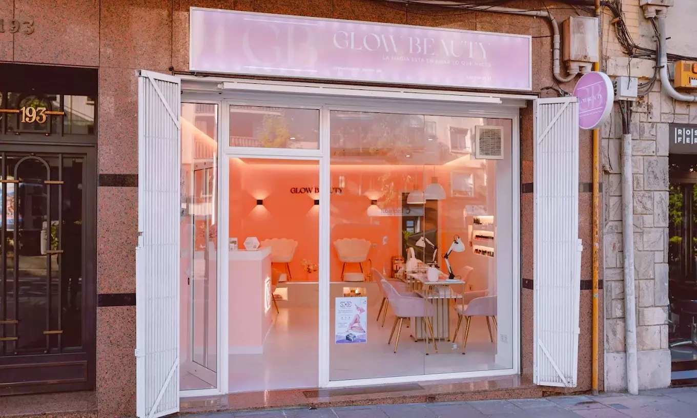 Sesión de manicura y/o pedicura con esmaltado normal o semipermanente